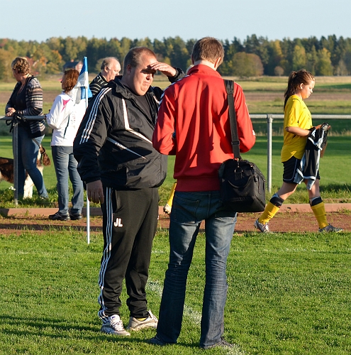 2011_1001_61.JPG - Södra's tränare Jens Lundberg pratar med den lokala pressen efter matchen
